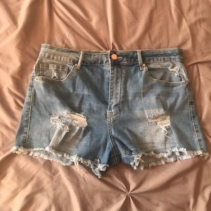 I’m selling these cute forever 21 shorts